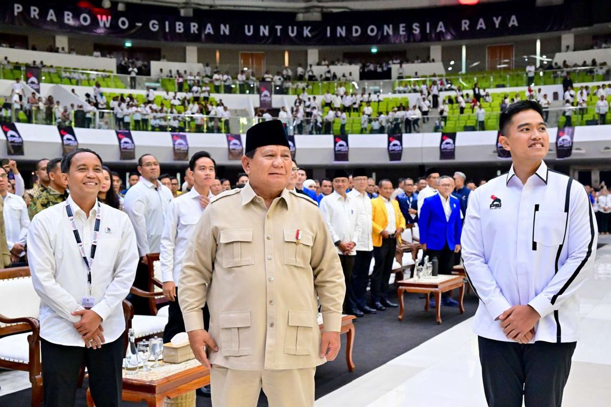 Presiden Indonesia Prabowo Subianto (tengah) didampingi oleh Ketua Umum Partai Solidaritas Indonesia (PSI) terpilih Kaesang Pangarep (kanan) dan Sekjen PSI Raja Juli Antoni di malam penutupan Kongres PSI 2025 di Edutorium KH Ahmad Dahlan, Solo, Jawa Tengah, Minggu (20/7/2025)