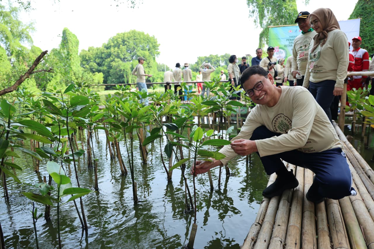 Taruna Ikrar Tanam Pohon di HUT ke-58 KADIN: Menjulang dalam Ekonomi, Membumi dengan UMKM, Mengakar pada Konservasi Mangrove