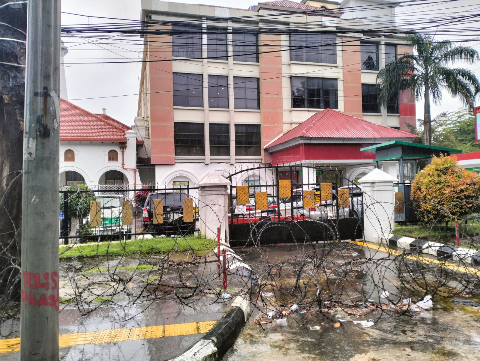FORSA: SULITKAN PENCARI KEADILAN, AKSES PINTU PAGAR DEPAN PN MAKASSAR HARUS DIBUKA