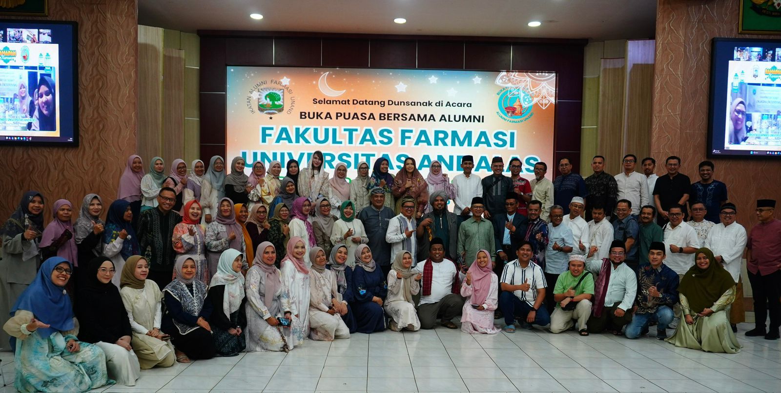Silaturahmi Ramadan Alumni Farmasi Unand Berbuah Kepedulian, Donasi Rp42 Juta untuk Huntara Korban Banjir Padang