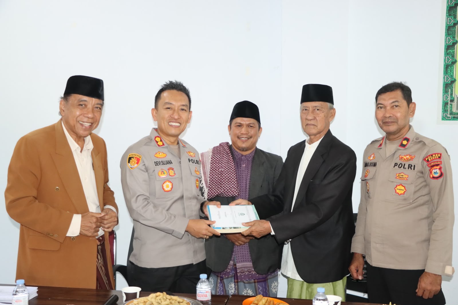 Da’i Kamtibmas Hamka Mahmud Beri 3 Saran dan 2 Buku ke Kapolres Maros
